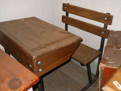 single childs desk very cute CRAZY R1 no reserve!!!!