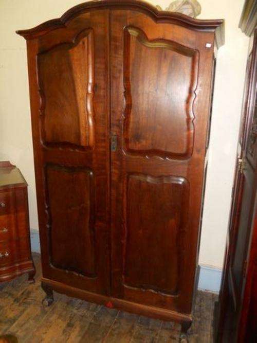 Lovely old imbuia wardrobe solid and useful crazyyyy R1 no reserve!!!7 days only!!!