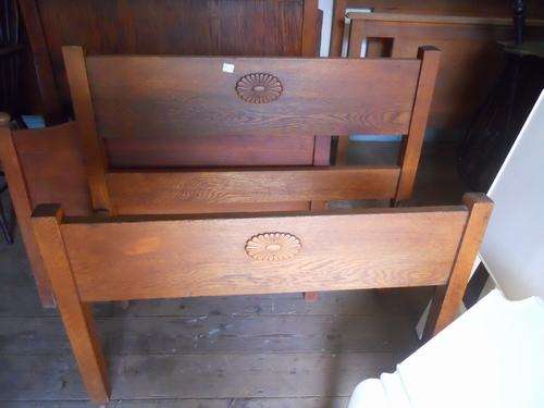 cute oak single bed crazy R1 no reserve!!!!!