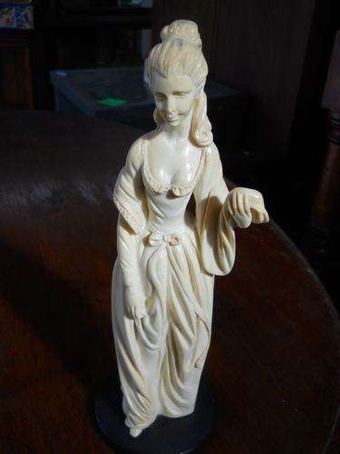 LOVELY LADY ORNAMENT - RESIN?  !!!R1 NO RESERVE!!!