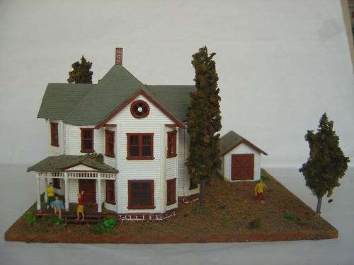 HO Scale Building - Large House with Garage - Nice Detail!!!