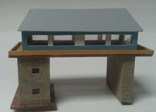 N Scale Building  - Overhead Signal Box with interior Lighting