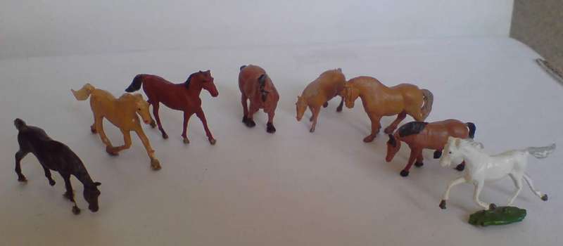 HO Scale figures - Horses x 8