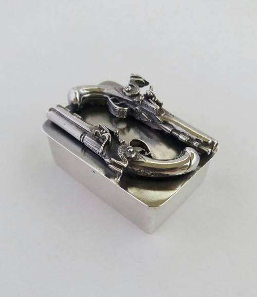 Novelty sterling snuff box with miniature duelling pistols