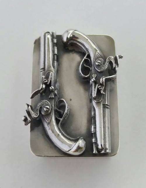 Novelty sterling snuff box with miniature duelling pistols