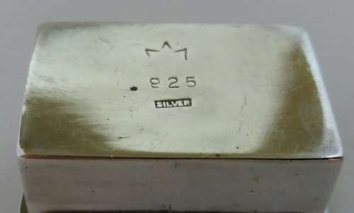 Novelty sterling snuff box with miniature duelling pistols