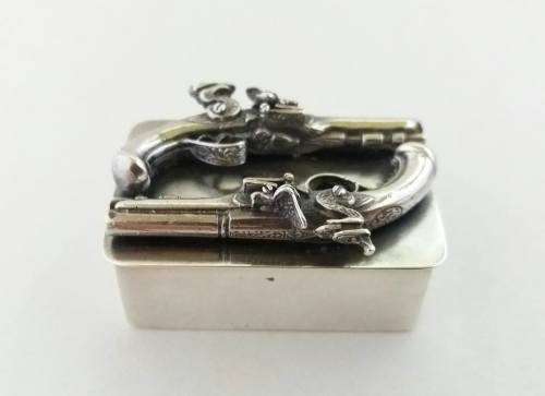 Novelty sterling snuff box with miniature duelling pistols