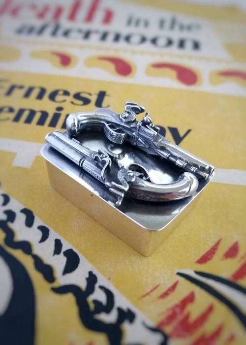 Novelty sterling snuff box with miniature duelling pistols