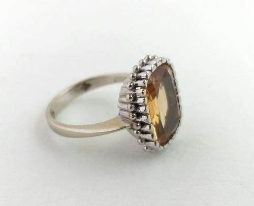 18ct White gold ring set with large golden yellow citrine