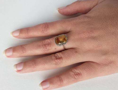 18ct White gold ring set with large golden yellow citrine