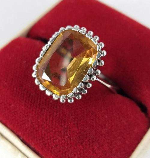 18ct White gold ring set with large golden yellow citrine