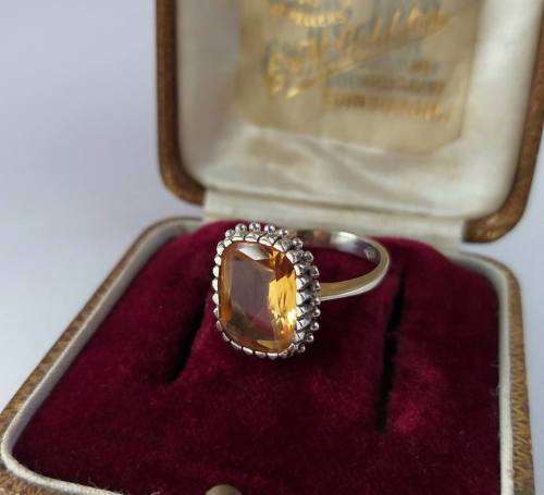 18ct White gold ring set with large golden yellow citrine