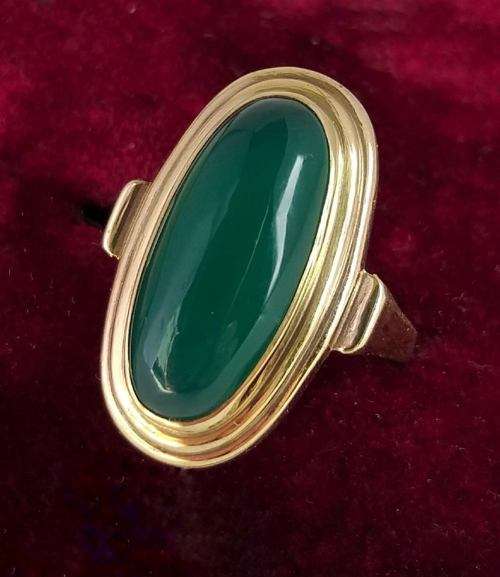 Vintage 8 carat gold and jade ring