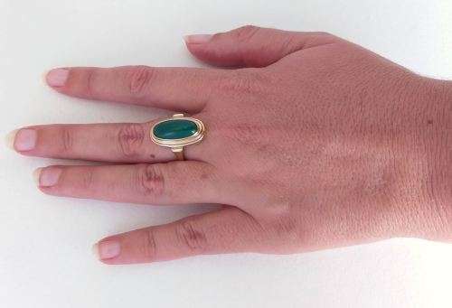 Vintage 8 carat gold and jade ring