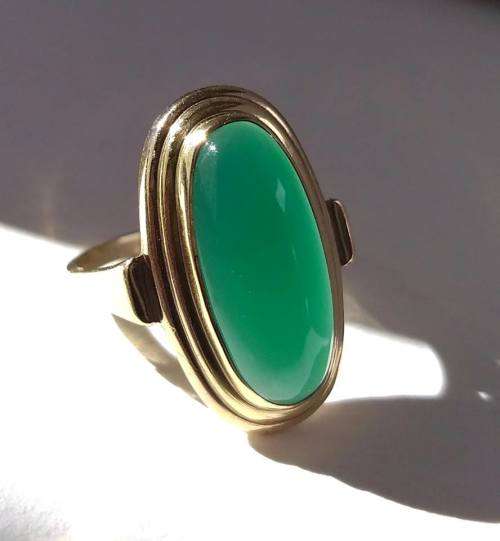 Vintage 8 carat gold and jade ring