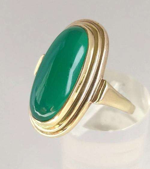 Vintage 8 carat gold and jade ring