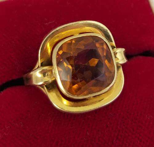 Gorgeous 18 carat gold and golden citrine ring