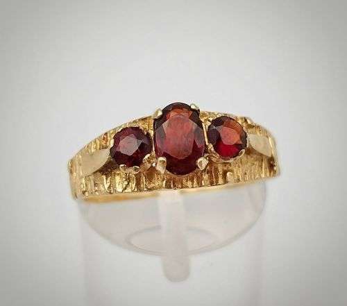 Retro deep red garnet and 9ct gold ring
