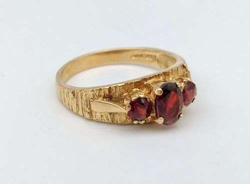 Retro deep red garnet and 9ct gold ring