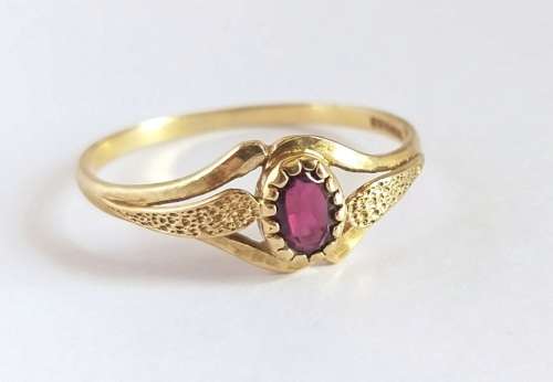 9ct gold and red almandine garnet ring