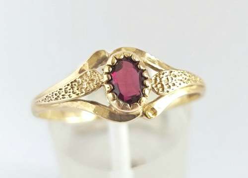 9ct gold and red almandine garnet ring