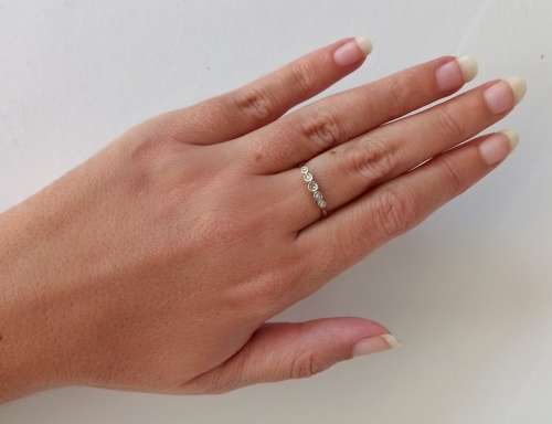 18ct gold and platinum ring set with 5 white diamonds