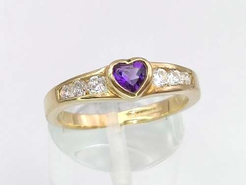 Heart-shaped amethyst and CZ ring (9ct gold)