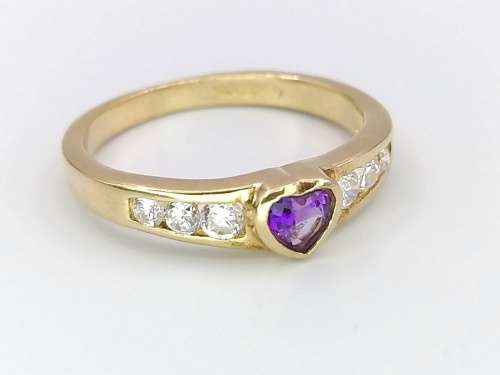 Heart-shaped amethyst and CZ ring (9ct gold)