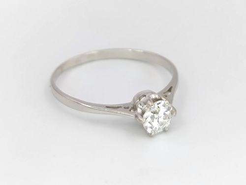 Stylish platinum diamond solitaire ring