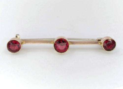 Art Deco garnet bar brooch (9ct gold)