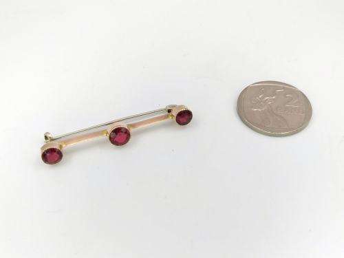 Art Deco garnet bar brooch (9ct gold)