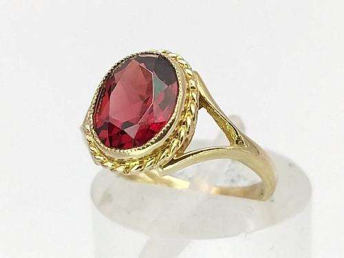 Red garnet ring (9ct gold) with rope design