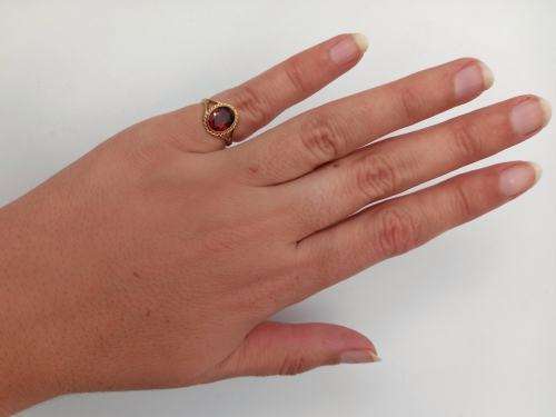 Red garnet ring (9ct gold) with rope design