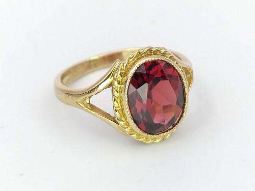 Red garnet ring (9ct gold) with rope design