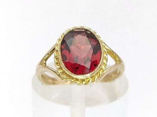 Red garnet ring (9ct gold) with rope design