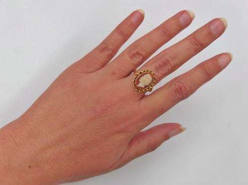 Vintage 9ct gold Italian cameo ring