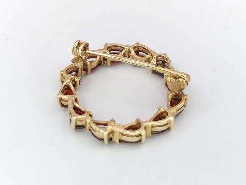 Red garnet wreath brooch set in 9ct gold