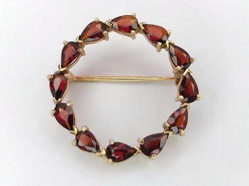 Red garnet wreath brooch set in 9ct gold