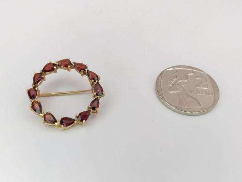 Red garnet wreath brooch set in 9ct gold