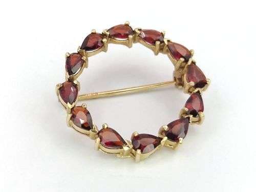 Red garnet wreath brooch set in 9ct gold