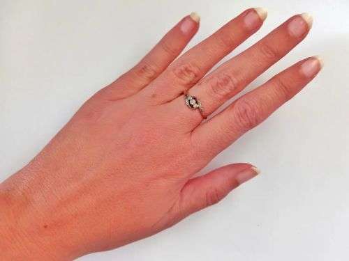 Classic 18ct gold & diamond ring (three white diamonds)