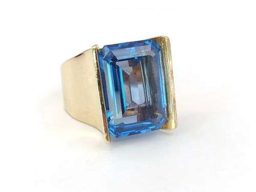 Modernist 9ct gold blue topaz dress ring (weighs over 18g)