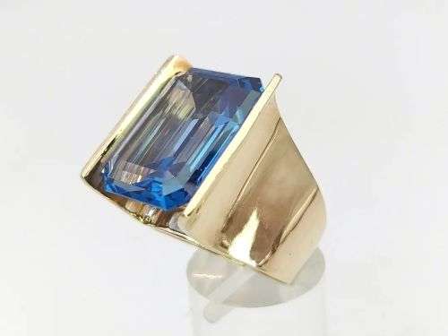 Modernist 9ct gold blue topaz dress ring (weighs over 18g)