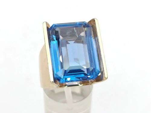 Modernist 9ct gold blue topaz dress ring (weighs over 18g)
