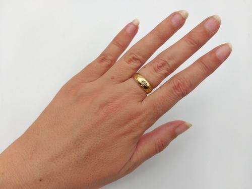Vintage 18ct gold gypsy ring set with a single diamond