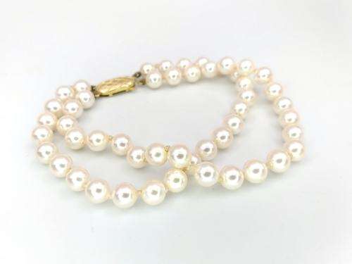 Elegant faux pearl bracelet with 9ct gold clasp