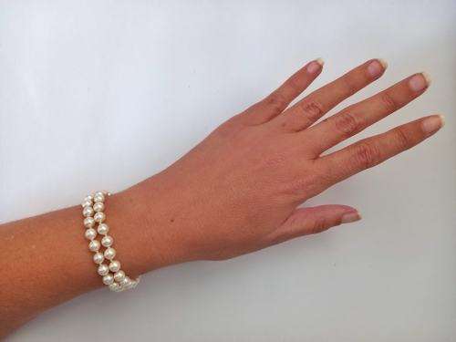 Elegant faux pearl bracelet with 9ct gold clasp