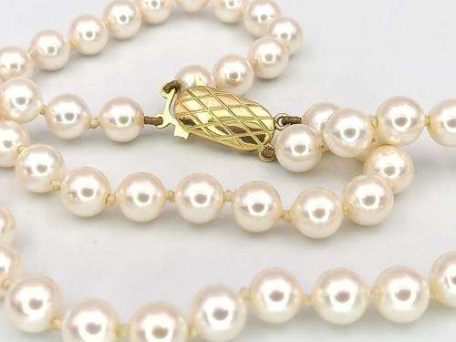 Elegant faux pearl bracelet with 9ct gold clasp