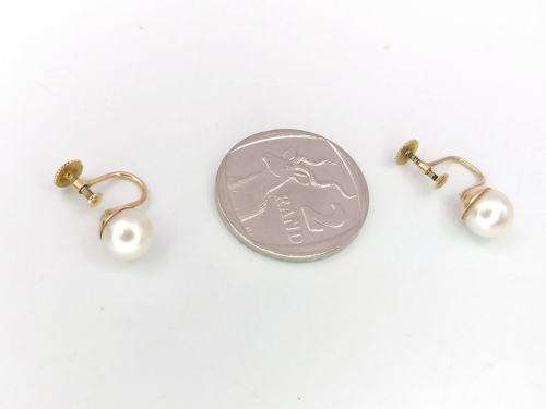 Pearl earrings set in 9ct gold