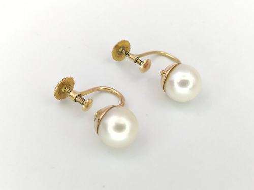 Pearl earrings set in 9ct gold